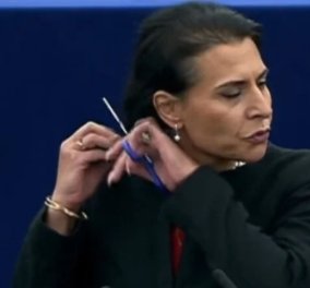 Μαχσά Αμινί: Σουηδή ευρωβουλευτής έκοψε τα μαλλιά της στη διάρκεια ομιλίας στο Στρασβούργο - Σε ένδειξη  συμπαράστασης στις γυναίκες του Ιράν
