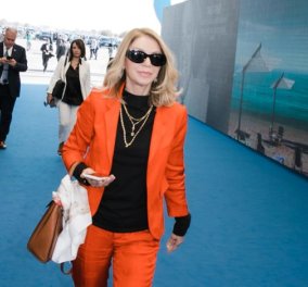 Έλλη Στάη: Φόρεσε το χρώμα της σεζόν - Orange is the new Black - εντυπωσιακή εμφάνιση