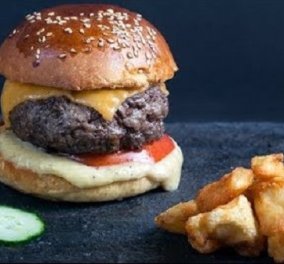 Γιάννης Λουκάκος: Συνταγή για cheeseburger - το πιο λαχταριστό, σπιτικό μπέργκερ που έχετε δοκιμάσει (βίντεο)