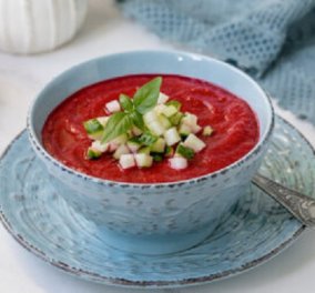 Δημήτρης Σκαρμούτσος: Κρύα ντοματόσουπα γκασπάτσο - Ιδανική για πρώτο πιάτο ή ως ελαφρύ γεύμα 