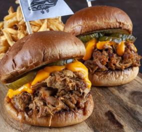 Άκης Πετρετζίκης: Λαχταριστό burger με Pulled pork στη χύτρα ταχύτητας - Θα πάθετε σοκ! 