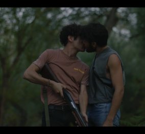 «Maestro»: To γκέι φιλί που ξύπνησε μνήμες από το πρώτο σίριαλ του Χριστόφορου- οι ύμνοι στον ηθοποιό της χρονιάς Γιάννη Τσορτέκη 