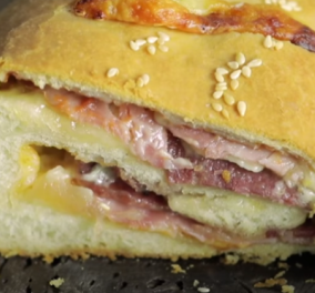 Άκης Πετρετζίκης: Υπέροχη Stromboli pizza από τα χεράκια του - Με ζαμπόν και σαλάμι αέρος