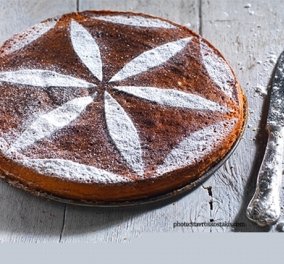 Αργυρώ Μπαρμπαρίγου: Το τέλειο κυριακάτικο γλυκό - Αφράτη αμυγδαλόπιτα κέικ