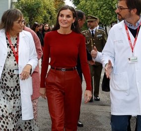 Λετίσια της Ισπανίας: Η stylish εμφάνιση της 50χρονης βασίλισσας - δερμάτινο παντελόνι, ασορτί μπλούζα & γόβες (φωτό & βίντεο)