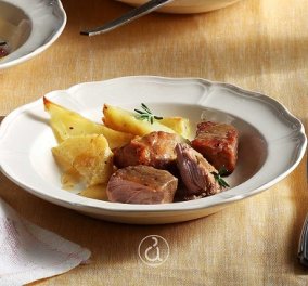 Αργυρώ Μπαρμπαρίγου: Μαριναρισμένο χοιρινό στη γάστρα - το σερβίρουμε με πατάτες και συνοδεύεται τέλεια με κρασί (βίντεο)