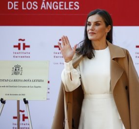Η βασίλισσα Λετίσια στο Λος Άντζελες με σικάτα outfits: Κρεμ σύνολο και καμηλό παλτό ή κατακόκκινο κοστούμι (φωτό & βίντεο)