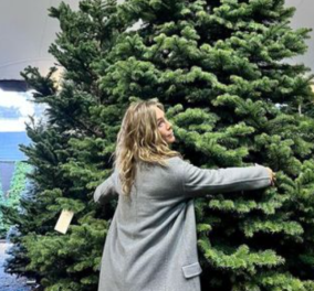Τζένιφερ Άνιστον: Αγκαλιά με το χριστουγεννιάτικο δέντρο που διάλεξε – Το στολίδι που της κέντρισε το ενδιαφέρον (φωτό)