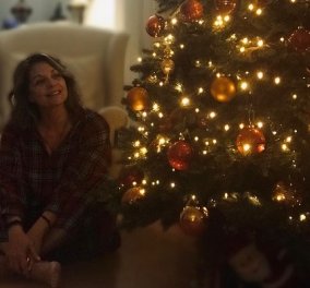  Άντζελα Γκερέκου: Το υπέροχο χριστουγεννιάτικο δέντρο που στόλισε στο σπίτι της - Χαμογελαστή με καρό πιτζάμες (φωτό)