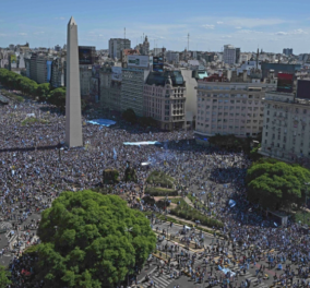 Έτσι γιόρτασε η Αργεντινή και ο πλανήτης το Παγκόσμιο Κύπελλο του Μέσι – Δείτε βίντεο και φωτογραφίες