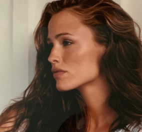 Jennifer Garner: Άφιλτρη και χαρούμενη με τις ρυτίδες της - H πόζα με τον... ''σύζυγό'' της 