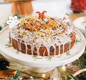 Η Ντίνα Νικολάου προτείνει: Βασιλόπιτα κέικ με νερά καραμέλας - για να μπει η νέα χρονιά με γλυκές ευχές!