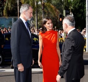 Η βασίλισσα Λετίσια της Ισπανίας στην Τενερίφη με φόρεμα Zara αξίας 139 ευρώ - πορτοκαλί, midi και αμάνικο (φωτό & βίντεο)