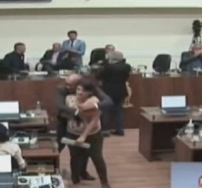 Το είδαμε κι αυτό στην Βραζιλία: Δημοτικός σύμβουλος αρπάζει συνάδελφό του - την φιλάει στη διάρκεια συνεδρίασης (βίντεο)