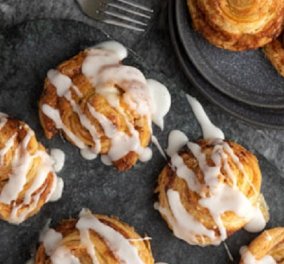 Άκης Πετρετζίκης: Γρήγορα cinnamon rolls - εύκολα και αφράτα ρολάκια κανέλας με μόνο 4 υλικά (βίντεο)