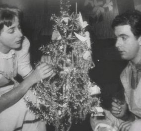 Η απόλυτη γιορτινή vintage φωτό - Η Έλλη Λαμπέτη και ο Δημήτρης Χορν στολίζουν το χριστουγεννιάτικο δέντρο 