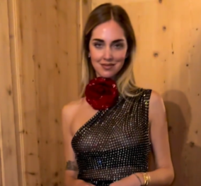 Κιάρα Φεράνι: Η influencer επιδεικνύει το στενό μαύρο διάφανο φόρεμα που αποκαλύπτει το στήθος της πριν ευχηθεί - «Χαρούμενα Χριστούγεννα», δείτε το βίντεο