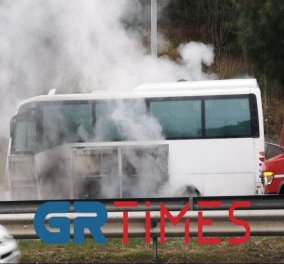 Φωτιά σε σχολικό λεωφορείο στη Θεσσαλονίκη - Απομακρύνθηκαν τα παιδιά 