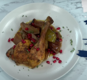 Άκης Πετρετζίκης: Χριστουγεννιάτικο κοτόπουλο με μήλα και ρόδι στον φούρνο - Για το εορταστικό τραπέζι 