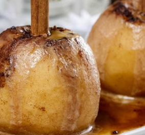Δημήτρης Σκαρμούτσος: Ψητά μήλα με ρούμι και κανέλα - Το τέλειο κέρασμα στο Πρωτοχρονιάτικο τραπέζι 