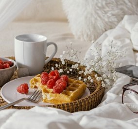 Πρωινά με λίγες θερμίδες που δίνουν ενέργεια: Από ένα γρήγορο smoothie, μέχρι ομελέτα, γιαούρτι & γλυκές βάφλες