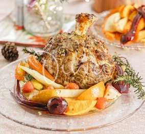 Ντίνα Νικολάου: Κότσι χοιρινό μαριναρισμένο με χειμερινές ρίζες - Μια απίθανη συνταγή για το χριστουγεννιάτικο τραπέζι