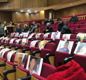 Δίκη για Μάτι: Φωτογραφίες των θυμάτων στα έδρανα του Εφετείου από τους συγγενείς τους-Αντίδραση της προέδρου του δικαστηρίου