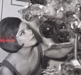 Γιορτινές, vintage pics από τον Κλεισθένη: Όταν η Τζένη Καρέζη στόλιζε το χριστουγεννιάτικο δέντρο με τους συμπρωταγωνιστές της