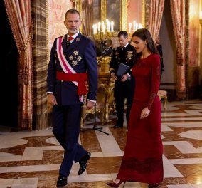 Βασίλισσα Λετίσια της Ισπανίας: Η πρώτη εμφάνιση της χρονιάς - Μάξι κόκκινο φόρεμα και μαύρη κάπα με γουνάκι (φωτό & βίντεο)