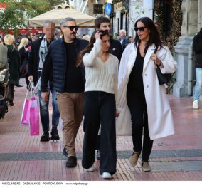 Νόνη Δούνια: Σπάνια οικογενειακή έξοδος με τον σύζυγό της & τα παιδιά τους -  Total black σύνολο, ολόλευκο παλτό (φωτό)