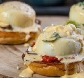 Γιάννης Λουκάκος: Αυγά μπένεντικτ με ψητή ντομάτα, φέτα, ελιές και βασιλικό - ένα λαχταριστό πρωινό (βίντεο)