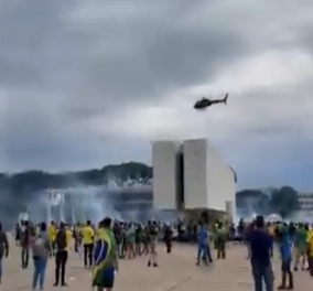 Βραζιλία: Συνταρακτικές εικόνες & βίντεο κάνουν τον γύρο του κόσμου από την κατάληψη του Κογκρέσου αλά Τραμπ – Το «πραξικόπημα» των Μπολσονάριων σε βάρος του Λούλα