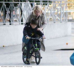 Τρυφερή μαμά η Σία Κοσιώνη: Βόλτα στην Αθήνα με sporty chic look - Μαθαίνει στον γιο της Δήμο να κάνει ποδήλατο