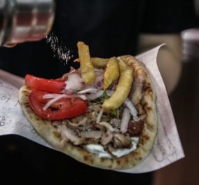 Στα ύψη το αγαπημένο φαγητό των Ελλήνων: Σουβλάκι κοντά στα 3,5 ευρώ, πίτσα με ντομάτα & ρίγανη στα 8,5 