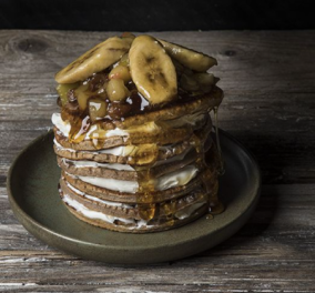 Άκης Πετρετζίκης: Μας φτιάχνει το πιο δυναμωτικό πρωινό - Pancakes ολικής με φρούτα και τυρί κρέμα