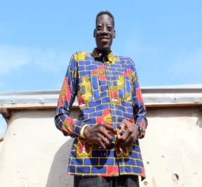 29χρονος από τη Γκάνα έφτασε τα 2,89μ.! Ο γίγαντας δεν έχει σταμάτησε να ψηλώνει – Ξεπερνά τα σπίτια της γειτονιάς του (φωτό)