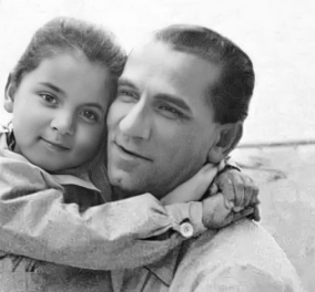 H πιο όμορφη vintage pic: Ο Κώστας Χατζηχρήστος με την μεγάλη του κόρη Τέτα από τον γάμο του με τη Μαίρη Νικολαΐδου 