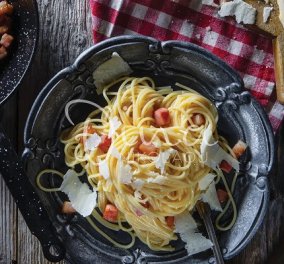 Ντίνα Νικολάου: Καρμπονάρα αυθεντική - με αυγά και βούτυρο, όπως την φτιάχνουν οι Ιταλοί