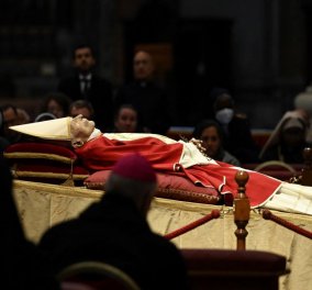 Πάπας Βενίδεκτος-κηδεία: Σε τρία φέρετρα το αντίο του επίτιμου – Όλο το τελετουργικό