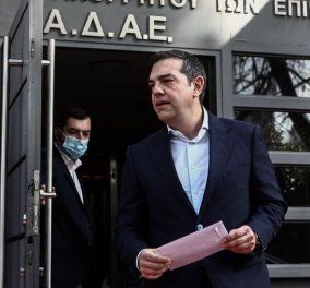 Αλέξης Τσίπρας: «Ευτυχώς υπάρχουν ακόμα δικασταί εις τας Αθήνας» - Εξερχόμενος από την ΑΔΑΕ κρατούσε έναν φάκελο