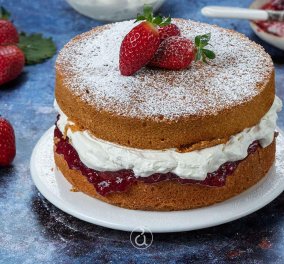 Αργυρώ Μπαρμπαρίγου: Victoria cake - Είναι λαχταριστό κι εντυπωσιακό γλυκό σαν τούρτα από αφράτο παντεσπάνι