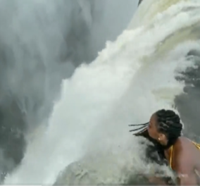 Το βίντεο της ημέρας: Γυναίκα ποζάρει μέσα στο νερό στους καταρράκτες της Βικτώριας – Εκατοστά τη χωρίζουν από τον θάνατο