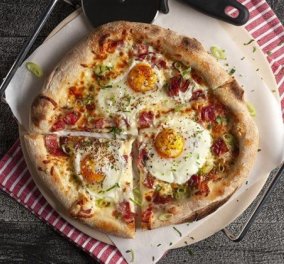 Ο Άκης Πετρετζίκης μας έχει ένα νοστιμότατο πρωινό - Πίτσα με αβγά για να ξεκινήσει δυναμικά η μέρα