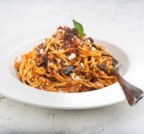 Αργυρώ Μπαρμπαρίγου: Σπαγγέτι με σάλτσα Basillico, ψητές μελιτζάνες, φακές και τραγανό μπέικον