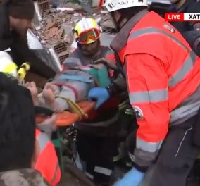 Σεισμός στην Τουρκία: Η στιγμή που η ελληνική ΕΜΑΚ ανασύρει την 6χρονη από τα συντρίμμια – Κλαίνε οι διασώστες, δείτε το βίντεο