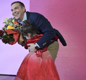 Αλέξης Τσίπρας: Αγκαλιάζει την κόρη του Αλέξανδρου Νικολαΐδη μετά την ομιλία του στη Θεσσαλονίκη – Του πρόσφερε λουλούδια (φωτό & βίντεο)