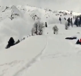 Βίντεο που κόβει την ανάσα: Πως η χιονοστιβάδα καταπλακώνει δύο Πολωνούς σκιέρ στο Κασμίρ