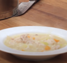 Άκης Πετρετζίκης: Πεντανόστιμη κοτόσουπα για την σημερινή, κρύα ημέρα  - Ότι πρέπει για αυτόν τον καιρό! 