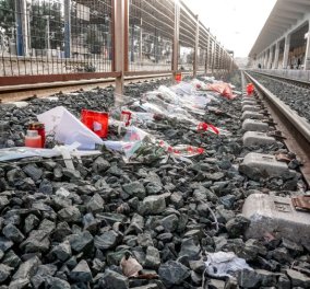 Τέμπη: Πανελλήνια συγκίνηση στο μνημόσυνο για τα 57 θύματα της τραγωδίας - Έριξαν λουλούδια στις σιδηροδρομικές γραμμές (φωτό - βίντεο)