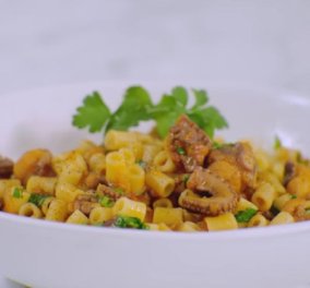 Άκης Πετρετζίκης: Πικάντικο χταπόδι με κοφτό μακαρονάκι - Θα το λατρέψετε όσοι αγαπάτε τις πιο spicy γεύσεις! (βίντεο)